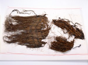 Fragmentos de un manto sin mangas suelto encontrado con el Hombre de Hielo de Ötzi (hierba tejida)